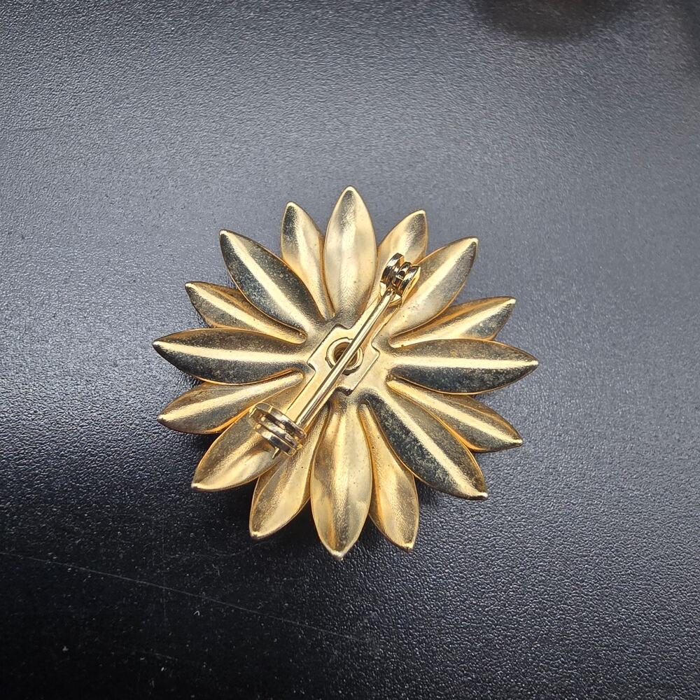 Red Rhinestone Flower Brooch Gold Tone Vintage Costume Jewelry - Picture 7 of 7
